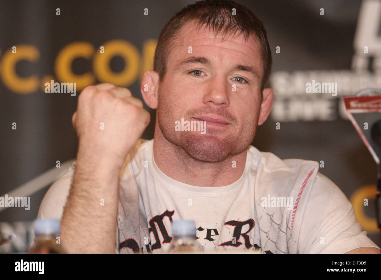 Dic 27, 2007 - Las Vegas, Nevada, Stati Uniti d'America - Matt Hughes in posa per una foto durante la conferenza stampa finale per UFC 79 nemesi. Hughes è il principale evento e sarà rivolta verso Georges St-Pierre per la welterweight interinale titolo. La manifestazione sarà sulla Pay Per View live dal Mandalay Bay Events Centre. (Credito Immagine: ? Mary Ann Owen/ZUMA Press) Foto Stock