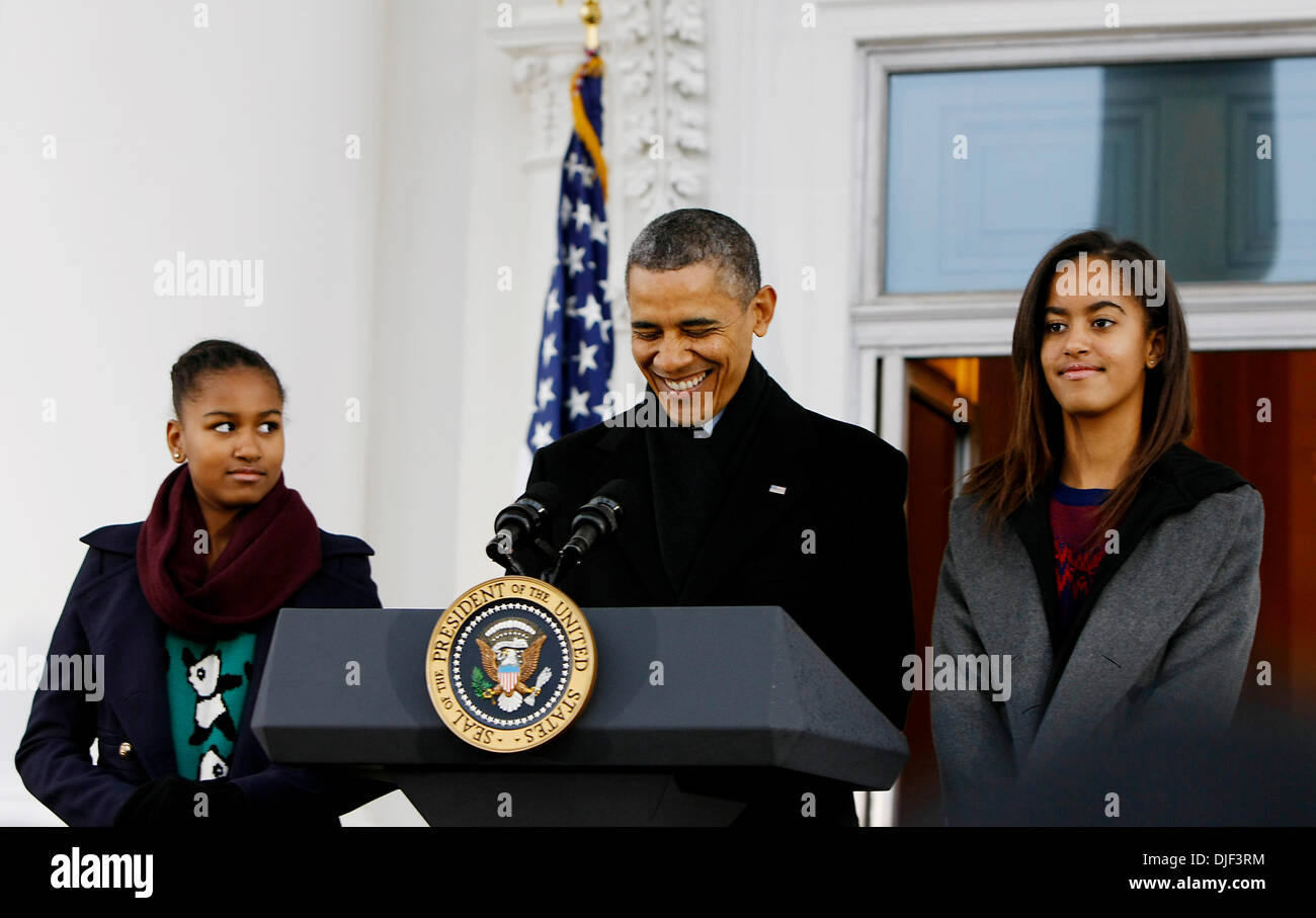 Washington DC, Stati Uniti d'America. Il 27 novembre 2013. Stati Uniti Il presidente Barack Obama (C), con le figlie Sasha (L) e Malia, porta sul risparmio turchia "Pop Corn" dalla tavola di cena durante la tradizione del Ringraziamento di 'grazia presidenziale' nel Giardino delle Rose della Casa Bianca a Washington DC, Stati Uniti, su nov. 27, 2013. (Xinhua/Fang Zhe/Alamy Live News) Foto Stock