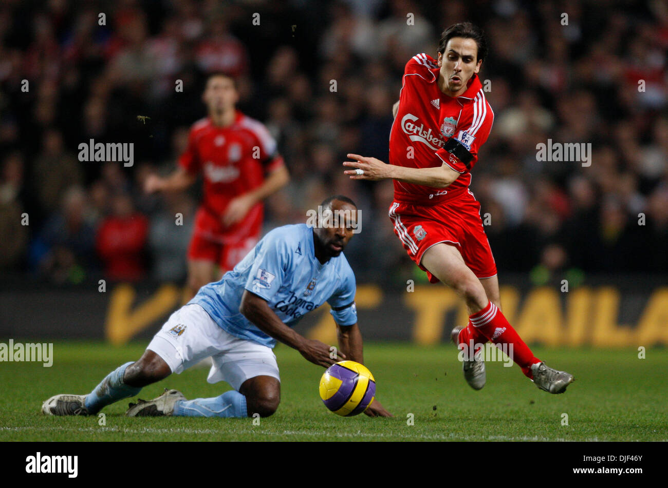 Liverpool Benayoun Yossi balzi su Manchester City's Darius Vassell (credito Immagine: © fotografo/Cal Sport Media) Foto Stock