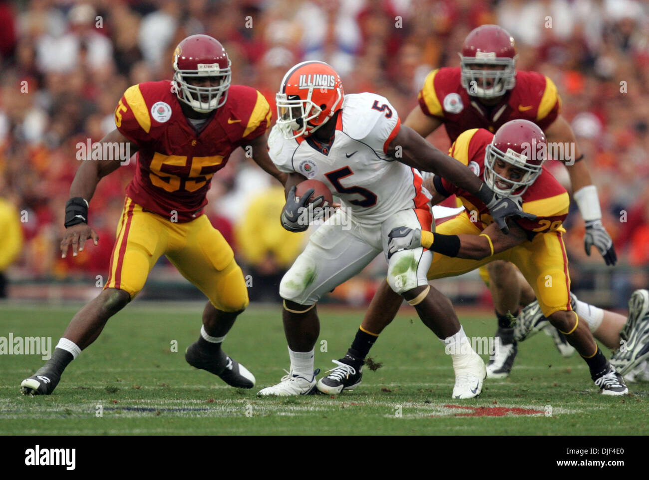 Jan 01, 2008 - Pasadena, California, Stati Uniti d'America - NCAA Football Rose Bowl: USC difensori 55 KEITH FIUMI E TERRELL THOMAS sciame Rashard Mendenhall nel secondo trimestre. USC beat Illinois 49-17. (Credito Immagine: © Sean M Haffey/San Diego Union Tribune/ZUMA Premere) Restrizioni: * USA Tabloid diritti * Foto Stock