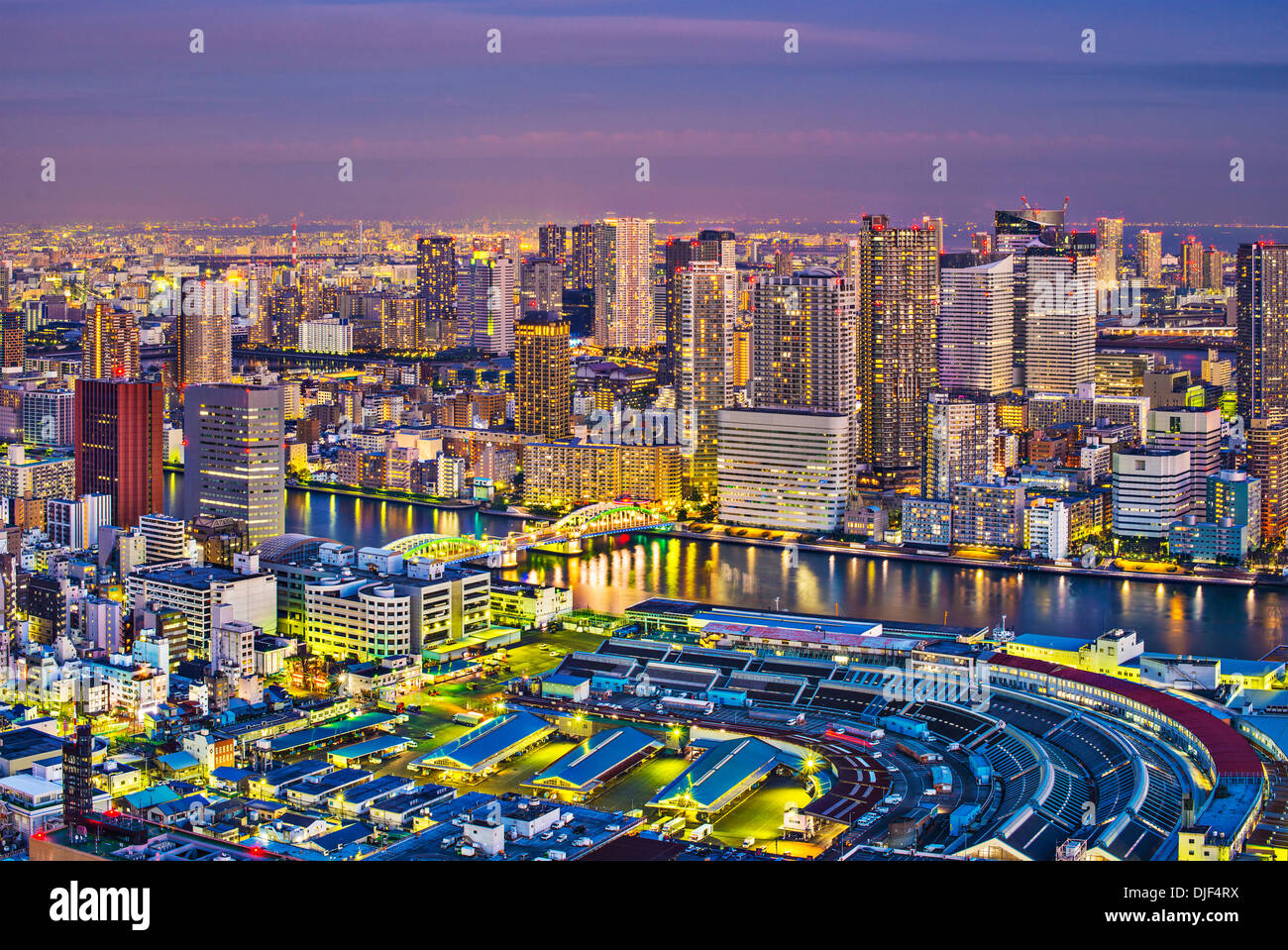 Vista di Tokyo, Giappone oltre il Mercato del Pesce di Tsukiji. Foto Stock