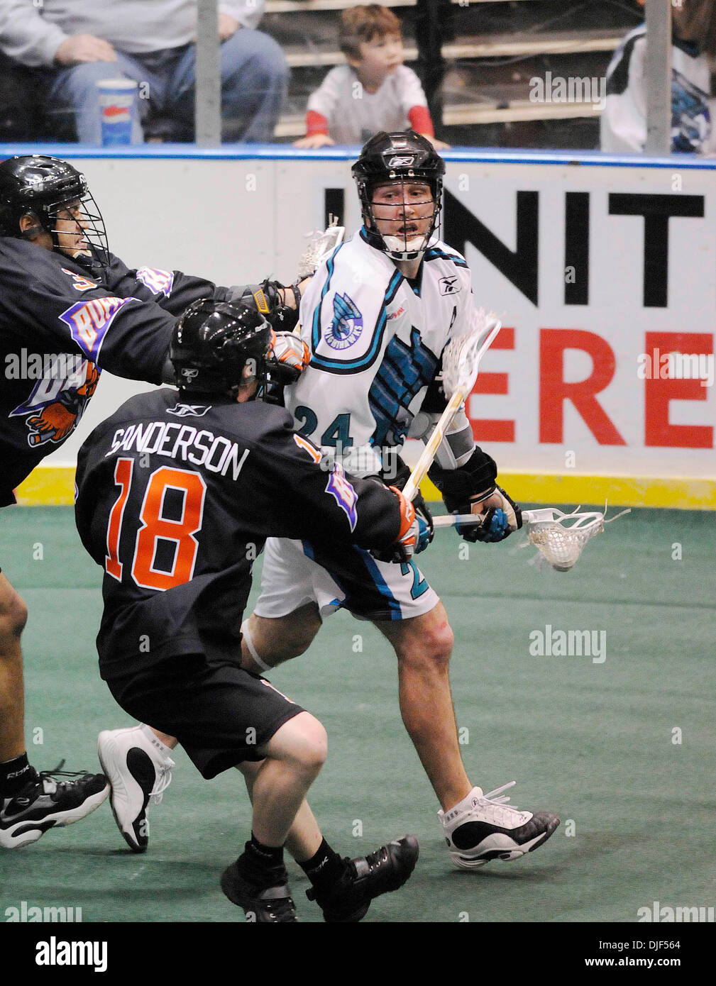 12 gennaio 2008: NLL - La Bufala banditi sconfitto il Rochester Knighthawks 13-9 all'Arena Blue Cross a Rochester, New York. Rochester Nighthawks avanti John Grant (#24) ottiene il Buffalo banditi attenzione mentre si tenta di cliente.(Immagine di credito: © Alan Schwartz/Cal Sport Media) Foto Stock