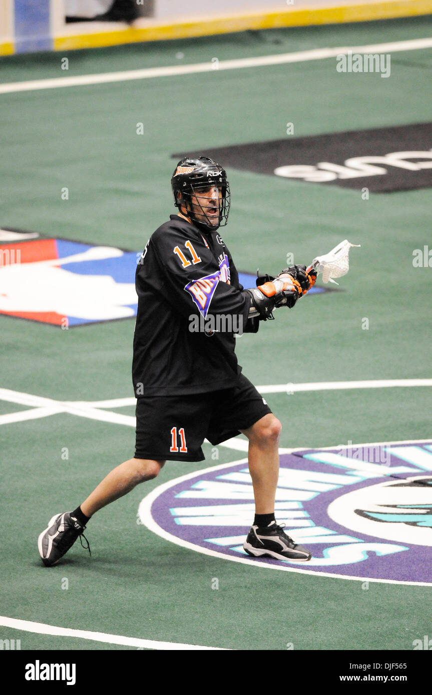 12 gennaio 2008: NLL - La Bufala banditi sconfitto il Rochester Knighthawks 13-9 all'Arena Blue Cross a Rochester, New York. Buffalo Bandit forwarad John Tavares (#11) in azione contro Rochester.(Immagine di credito: © Alan Schwartz/Cal Sport Media) Foto Stock