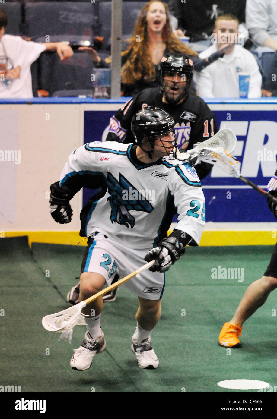 12 gennaio 2008: NLL - La Bufala banditi sconfitto il Rochester Knighthawks 13-9 all'Arena Blue Cross a Rochester, New York. Rochester Nighthawks defenceman Scott Ditzell in azione contro un bufalo.(Immagine di credito: © Alan Schwartz/Cal Sport Media) Foto Stock