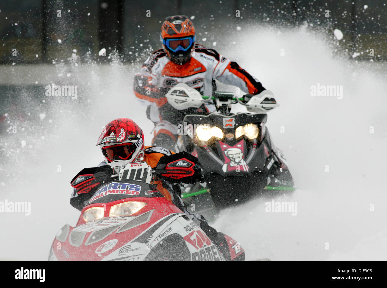 Jan 12, 2008 - Minneapolis, Minnesota, Stati Uniti d'America - Professional motoslitta racers T.J. GULLA (44), primo piano e D.J. EKRE, sfondo, negoziato una volta durante un turno di qualificazione per il Pro Super Stock finali durante gli Stati Uniti Air Force Canterbury Snocross. (Credito Immagine: © Jennifer Simonson/Minneapolis Star Tribune/ZUMA Premere) Restrizioni: * USA Tabloid diritti * Foto Stock