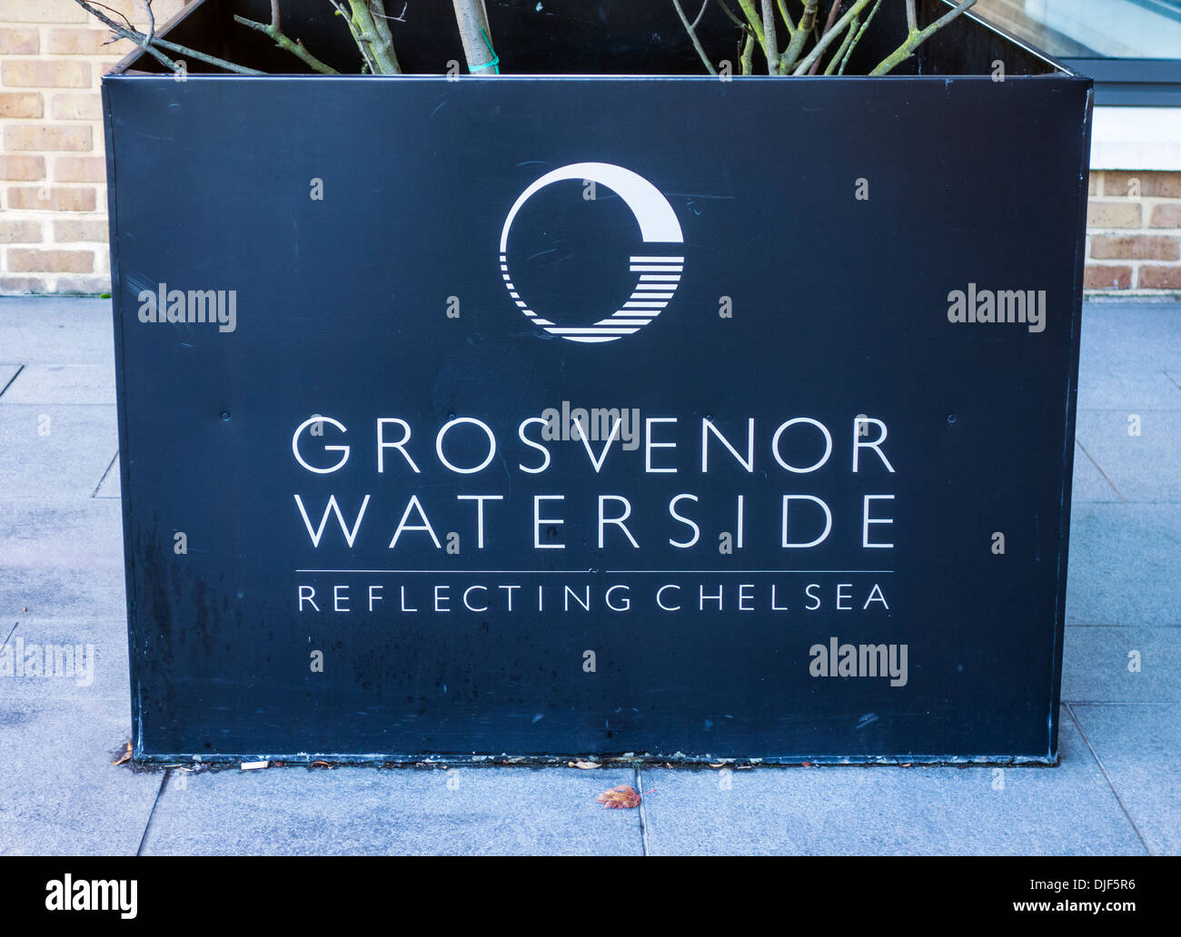 Grosvenor Road Waterside Apartments riflettendo Chelsea Londra Foto Stock