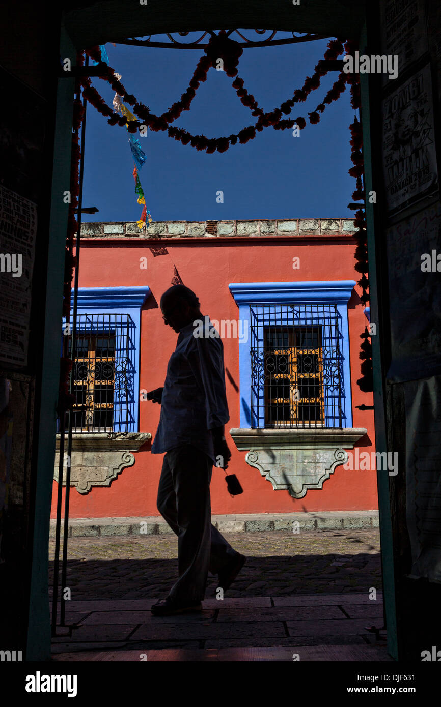 Colonial Avenue 5 Maggio nel quartiere storico di Oaxaca, Messico. Foto Stock