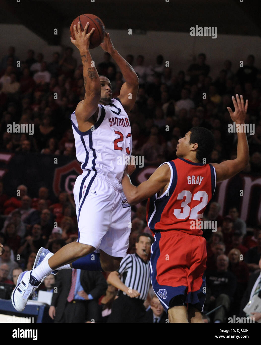 St. Mary's Gaels Tron Smith, #23, va in battuta contro Gonzaga Bulldogs' Steven grigio, #32, nel primo semestre del loro gioco su Lunedi, 4 febbraio 2008 a McKeon Pavilion di Moraga, California (Jose Carlos Fajardo/Contra Costa Times/ZUMA Press). Foto Stock