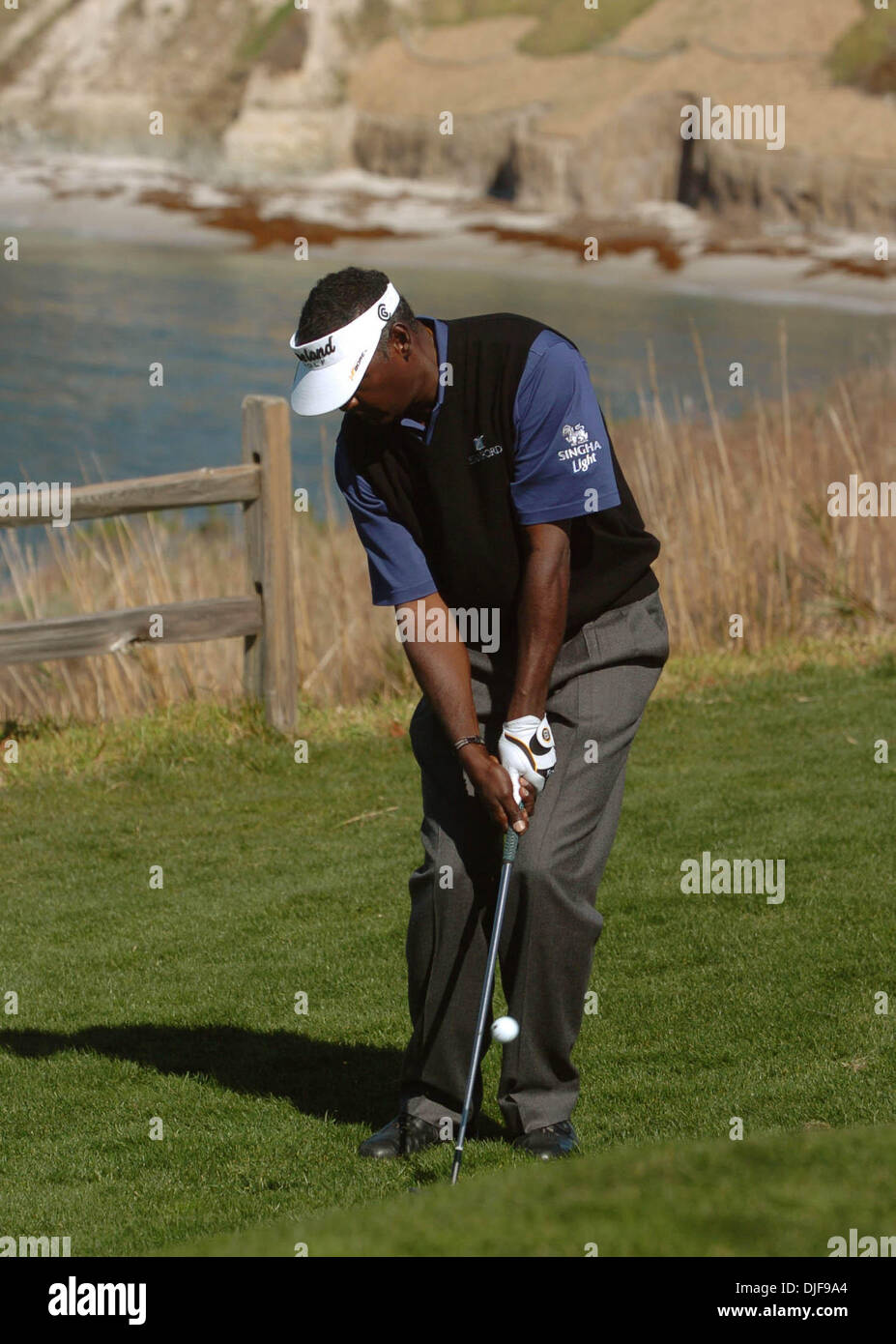 Vijay Singh hits al sesto verde durante l'AT&T Pebble Beach National pro-am Golf Championship Pebble Beach in California, domenica 10 febbraio, 2008. (Bob Larson/Contra Costa Times/ZUMA Press) Foto Stock