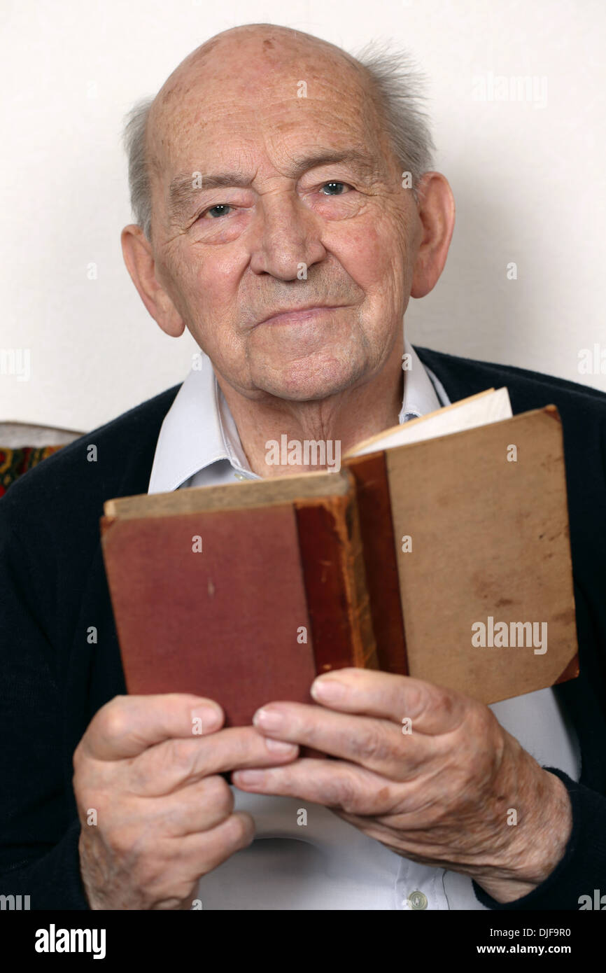 Ritratto di un vecchio uomo senior la lettura di un libro Foto Stock