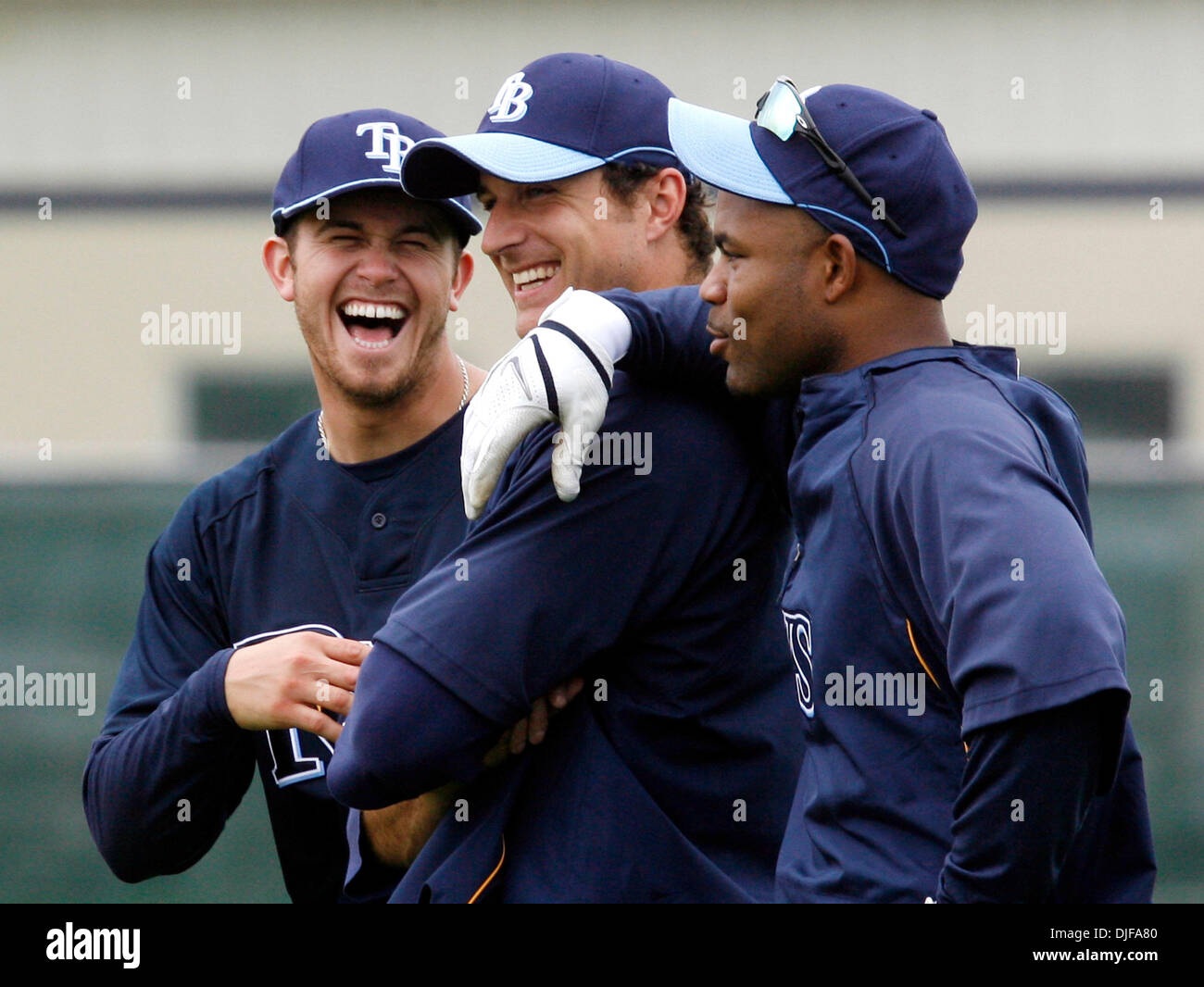 Feb 21, 2008 - San Pietroburgo, Florida, Stati Uniti d'America - terza base candidato EVAN LONGORIA, Rocco Baldelli e CARL CRAWFORD ridere mentre aspettano il loro turno durante la prima base di trapani presso il Complesso Naimoli a San Pietroburgo giovedì 21 febbraio, 2008. (Credito Immagine: © James Borchuck/SAN Pietroburgo volte/ZUMA Premere) Restrizioni: * Tampa Tribune e USA Tabloid diritti * Foto Stock