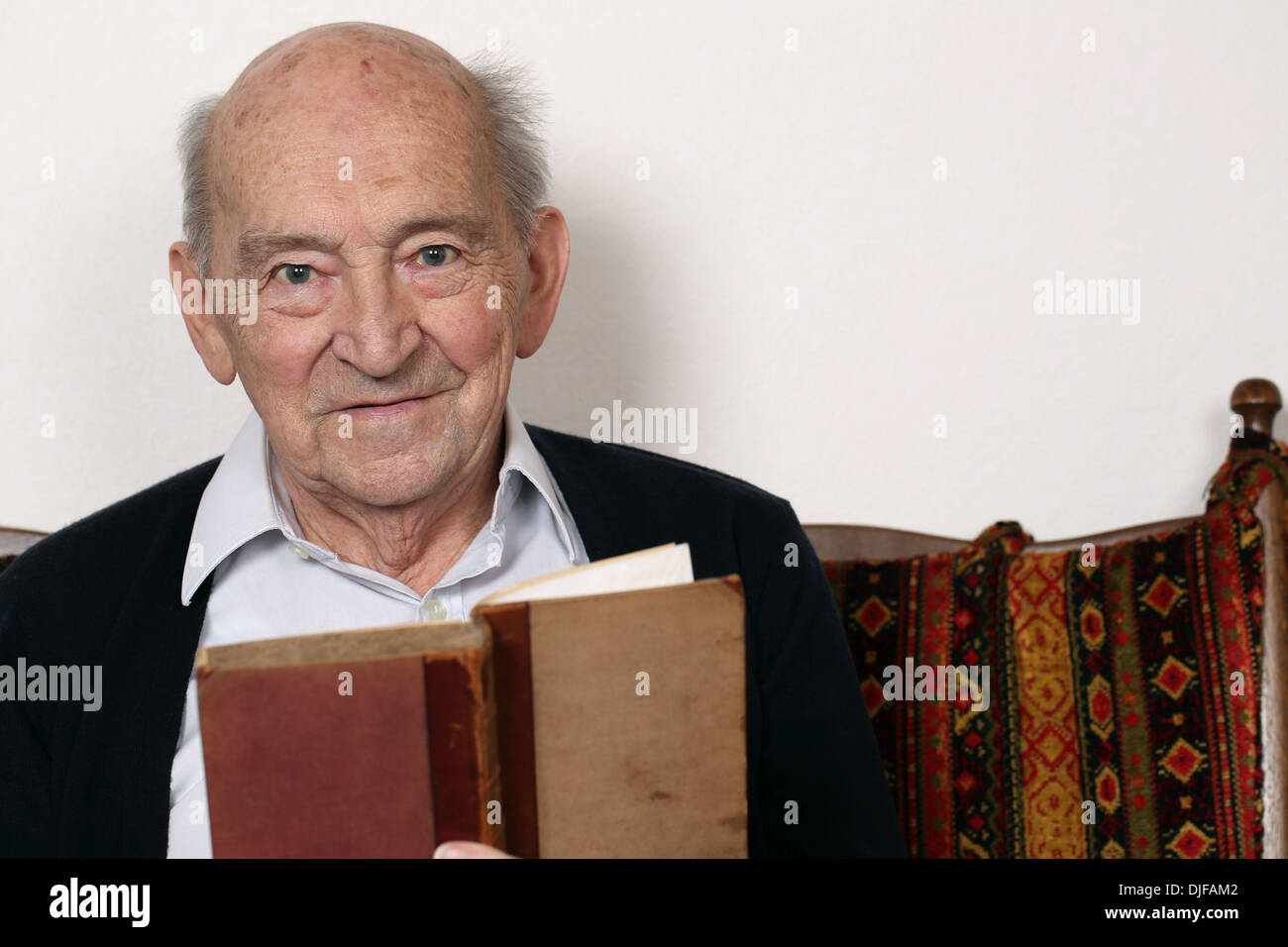 Ritratto di un vecchio nonno la lettura di un libro Foto Stock
