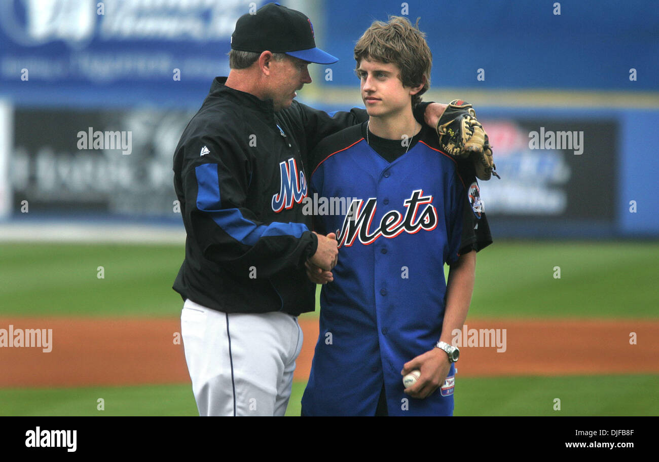 Feb 29, 2008 - Port St. Lucie, Florida, Stati Uniti d'America - il cerimoniale di primo passo il venerdì pomeriggio al campo di tradizione è stato buttato fuori da EVAN FRAZER, destra un nono grado studente al Lincoln Park Academy di Ft. Pierce. La condivisione di un breve momento con Frazer dopo il suo lancio è il destinatario di buttare: Mets colpendo coach Howard Johnson, a sinistra. Frazer del fratello, il capitano Adam Paulson Snyder, era Foto Stock