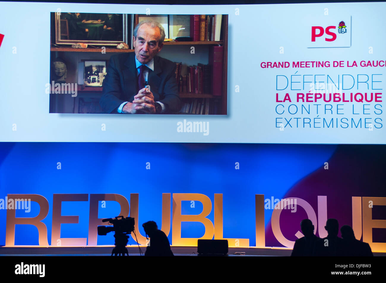 Parigi, Francia, riunione del Partito Socialista Laburista francese, contro estrema destra, intervista Badinter sullo schermo, elezioni in francia Foto Stock