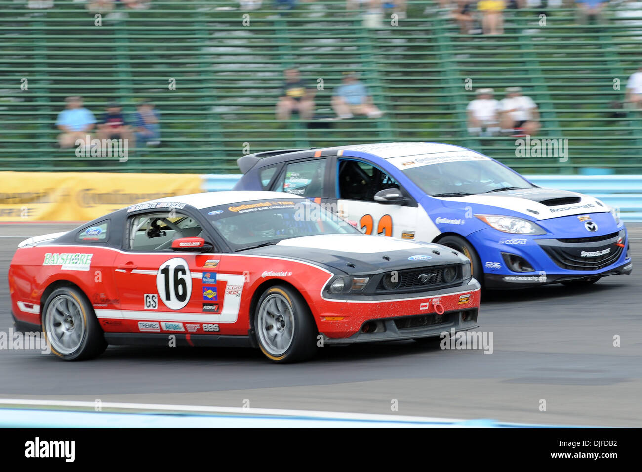 La Mustang Boss 302 R di Gunnar Jeannette e Frank Montecalvo passa sotto il regime Mazda 3 di Pierre Kleinubing e Taylor Hacquard a sua volta uno durante il Continental pneumatico 150 al Glen a Watkins Glen, New York. (Credito Immagine: © Michael Johnson/Southcreek globale/ZUMApress.com) Foto Stock