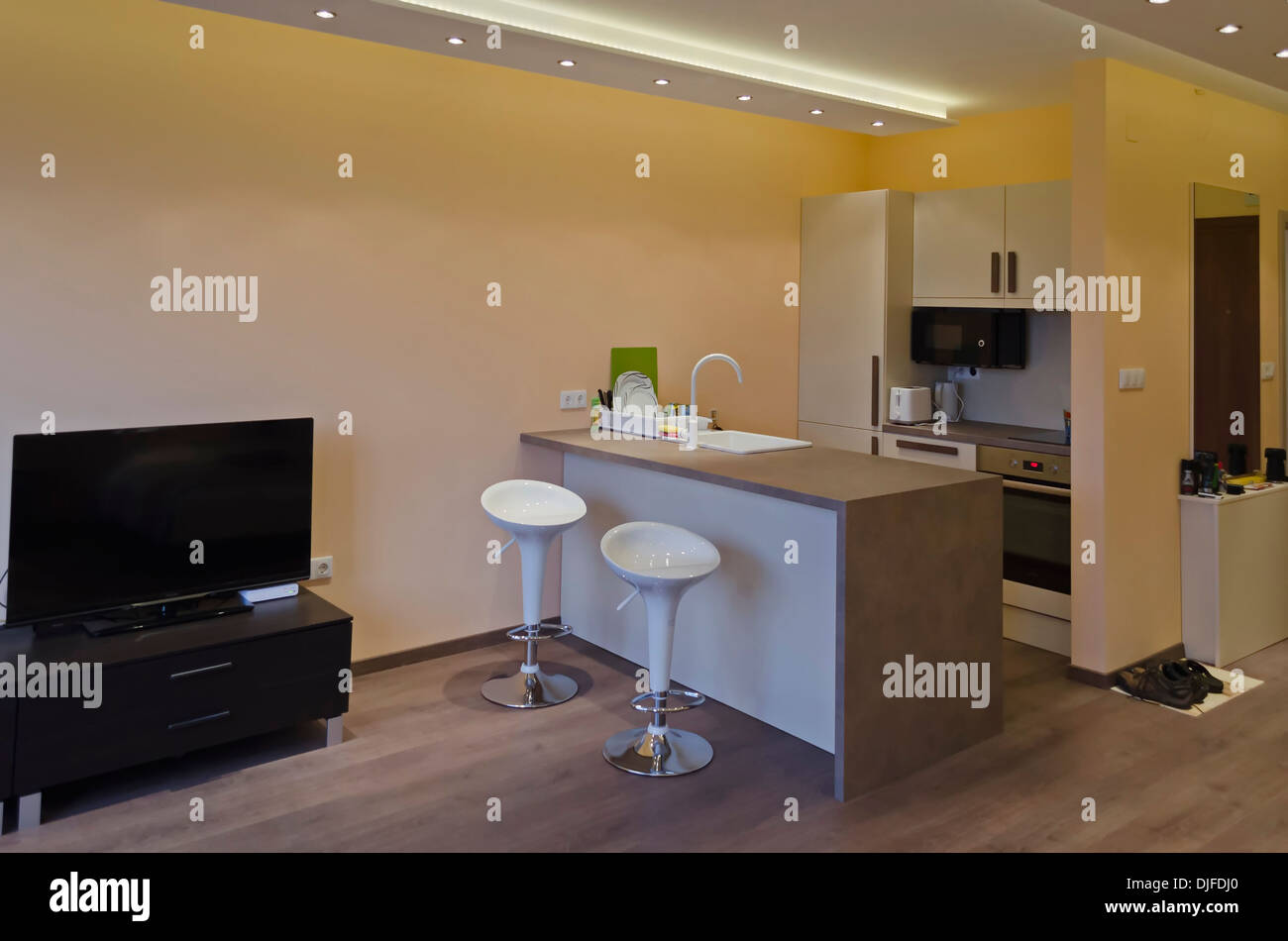Soggiorno moderno con angolo cottura Foto Stock