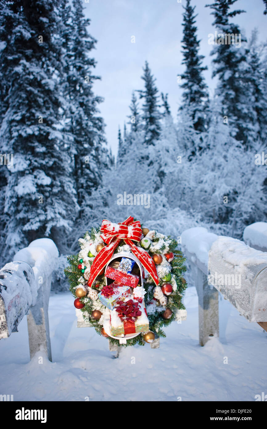 Più caselle allineate in una fila con uno decorato con una ghirlanda di Natale durante il periodo invernale in Alaska Foto Stock