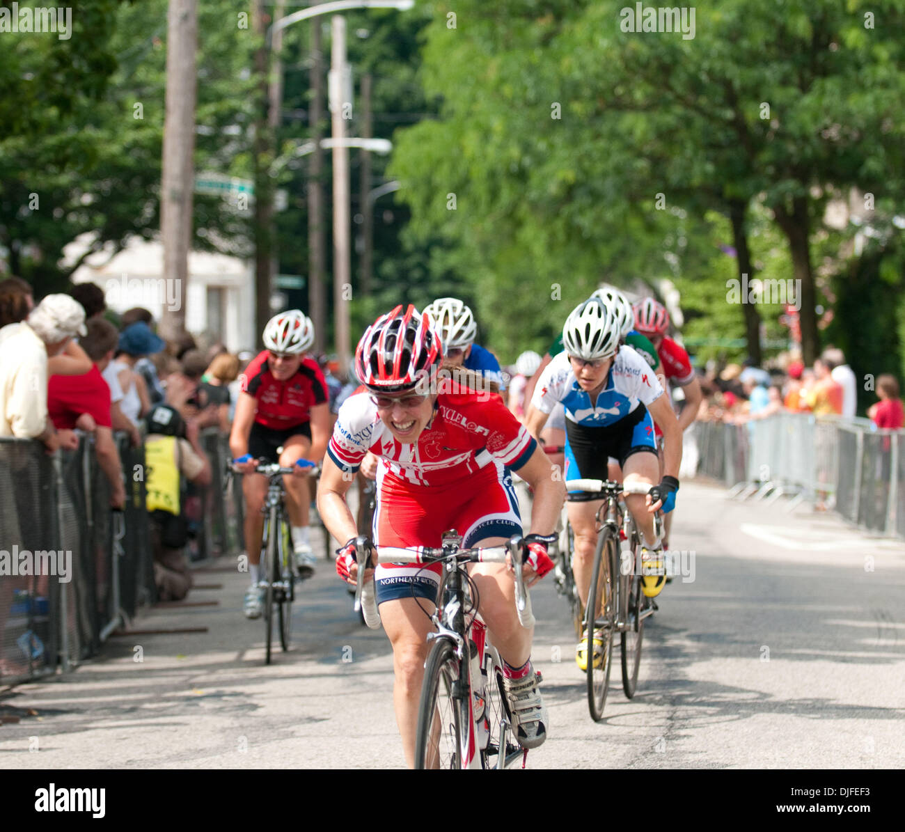 Jun 06, 2010 - Philadelphia, Pennsylvania, Stati Uniti - Pro Cycling donne squadre di affrontare il famigerato "Parete anayunk' durante la loro 56,7 miglia race al 2010 Philadelphia International Pro Cycling campionato. I. Teutenberg ha vinto la gara in un tempo di 2.31:39 (Credito Immagine: © Ricky Fitchett/ZUMApress.com) Foto Stock