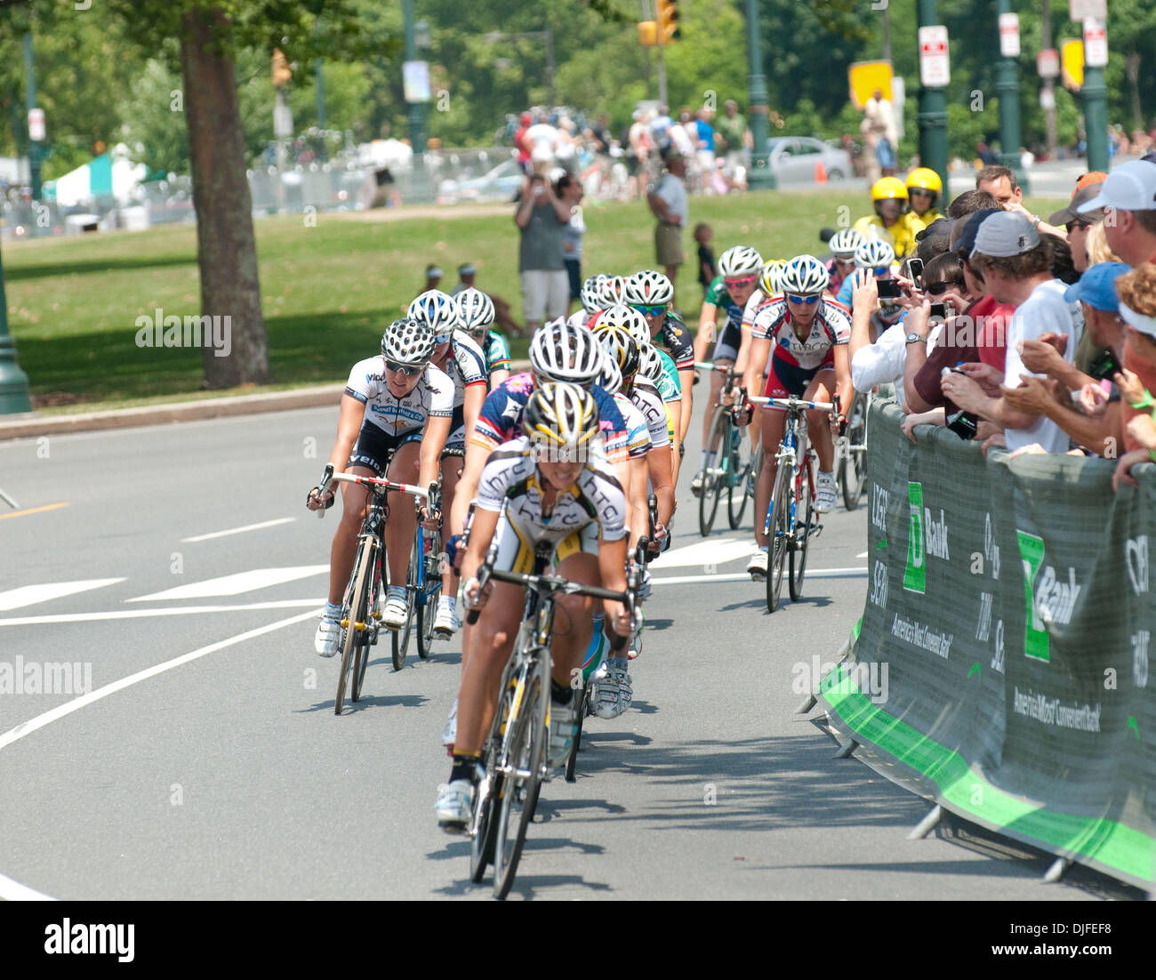 Jun 06, 2010 - Philadelphia, Pennsylvania, Stati Uniti - Pro Cycling donne squadre di affrontare il famigerato "Parete anayunk' durante la loro 56,7 miglia race al 2010 Philadelphia International Pro Cycling campionato. I. Teutenberg ha vinto la gara in un tempo di 2.31:39 (Credito Immagine: © Ricky Fitchett/ZUMApress.com) Foto Stock