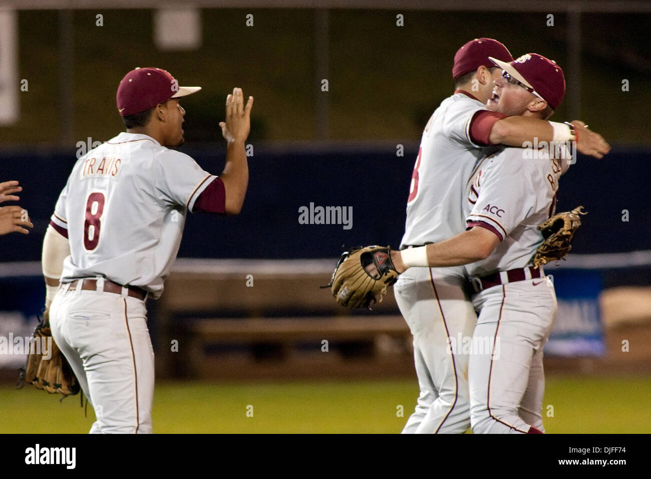 NCAA regionale di Norwich- Oregon vs Florida Stato; Florida State infielder Stephen Cardullo festeggia con i compagni di squadra dopo aver battuto Oregon; Florida State ha vinto 5-3 e avanzati per il Super regionale; Dodd Stadium, Norwich Connecticut (credito Immagine: © Giovanni Korduner/Southcreek globale/ZUMApress.com) Foto Stock