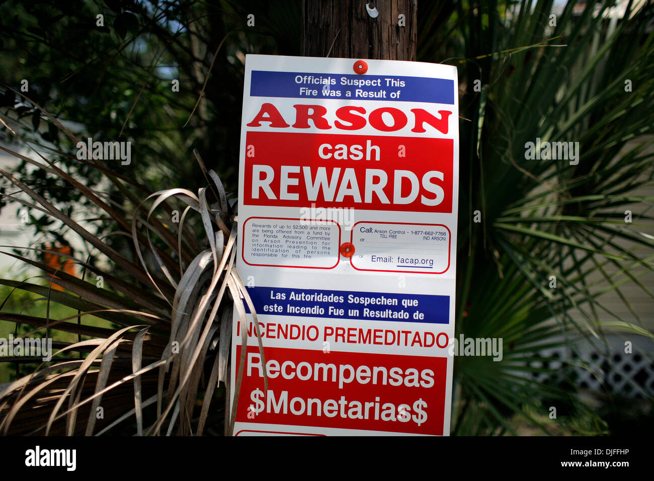 Giugno 08, 2010 - Tampa, FL, Stati Uniti d'America - TP 324047 te ARSON 5.EDMUND D. FONTANA | Orari .(06/08/2010 Tampa) un segno informa la Comunità che i funzionari pensano la causa di una casa di fuoco a 2406 E. 20th Avenue è stato arson. Casa due incendi che si sono verificati circa un ora e 40 minuti e cinque miglia di distanza inizio Martedì sono state sono state governate arson, anche se non è chiaro se essi sono correlati. [ED Foto Stock