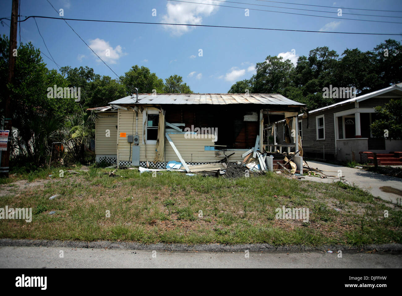 Giugno 08, 2010 - Tampa, FL, Stati Uniti d'America - TP 324047 te ARSON 3.EDMUND D. FONTANA | Orari .(06/08/2010 Tampa) incendio doloso è la causa sospetta di un incendio che ha danneggiato la casa vuota a 2406 e ventesimo Ave a Tampa il martedì mattina presto. Casa due incendi che si sono verificati circa un ora e 40 minuti e cinque miglia di distanza inizio Martedì sono state sono state governate arson, anche se non è chiaro se essi sono rel Foto Stock