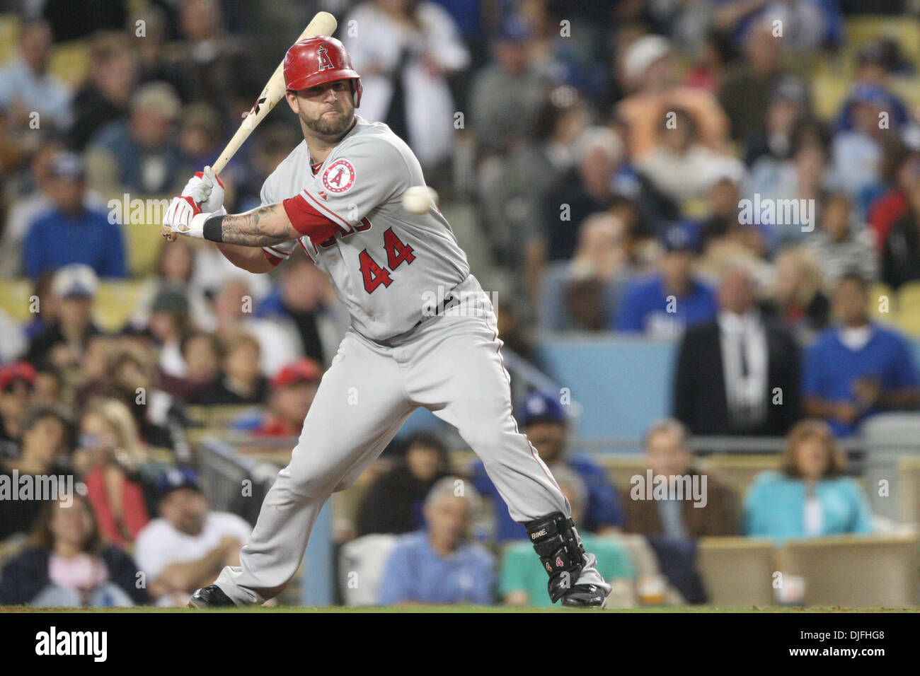 12 Giugno 2010: Angeli 1B #44 Mike Napoli orologi come la palla passa da durante gli angeli vs. Dodgers game al Dodgers Stadium di Los Angeles, California. Gli angeli sono andati alla sconfitta dei Dodgers con un punteggio finale di 4-2. Credito: Brandon Parry / Southcreek globale di credito (Immagine: © Brandon Parry/Southcreek globale/ZUMApress.com) Foto Stock