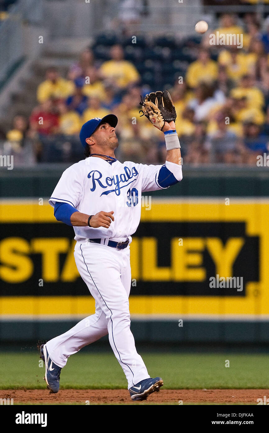 15 Giugno 2010: Kansas City Royals secondo baseman Mike Aviles (30) si chiude sulla sfera per un fuori durante il martedì la partita di baseball, Kansas City Royals sconfitto Houston Astros 7-15 presso Kauffman Stadium di Kansas City, Missouri..Mandatory Credit: Scott Kane / Southcreek globale. (Credito Immagine: © Scott Kane/Southcreek globale/ZUMApress.com) Foto Stock