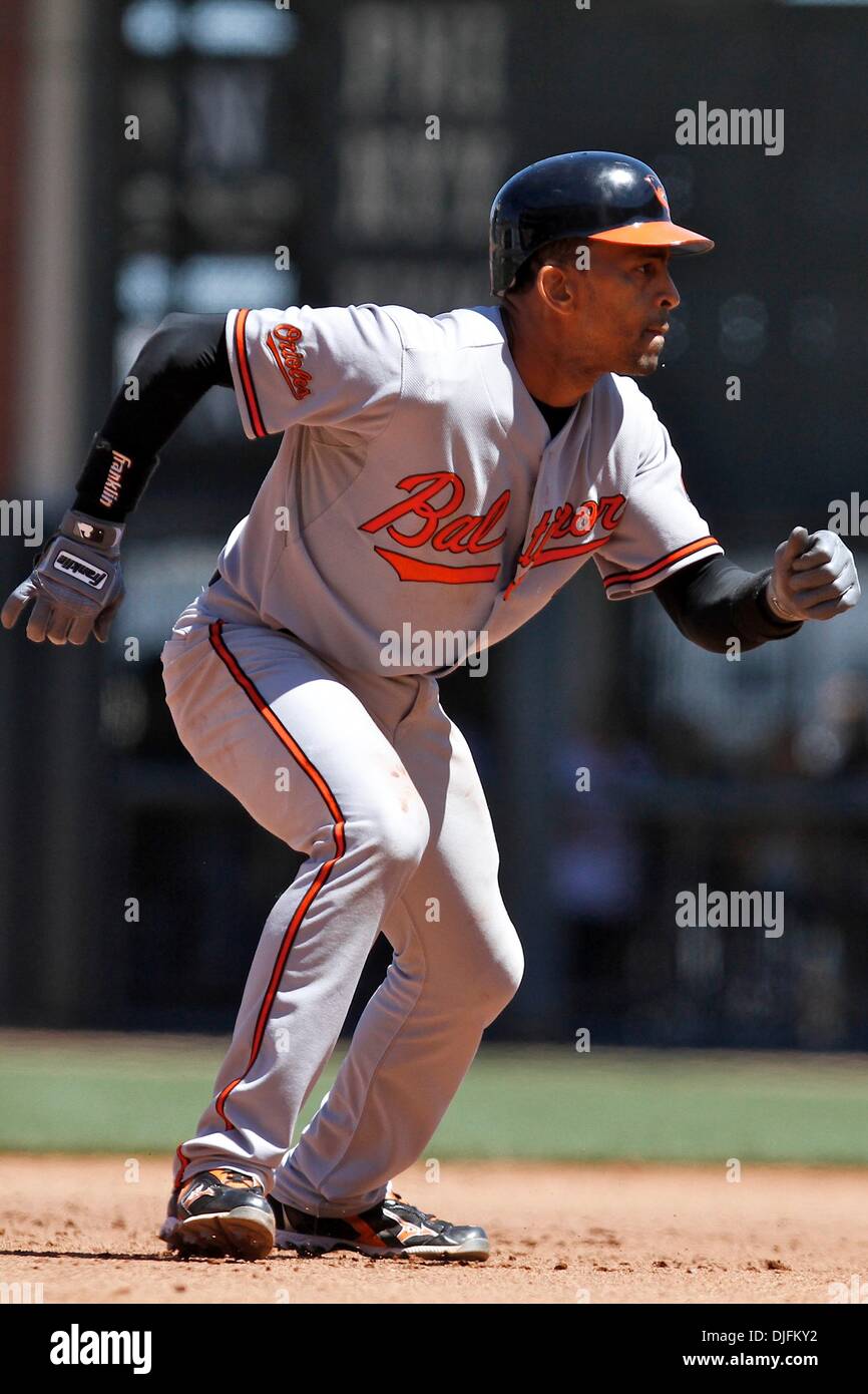 16-giugno-2010: San Francisco, CA: San Francisco Giants ospita il Baltimore Orioles. Baltimore Orioles secondo baseman Julio Lugo (2) assumendo una derivazione dalla seconda base . Giants vincere la partita 6-3. (Credito Immagine: © Dinno Kovic/Southcreek globale/ZUMApress.com) Foto Stock