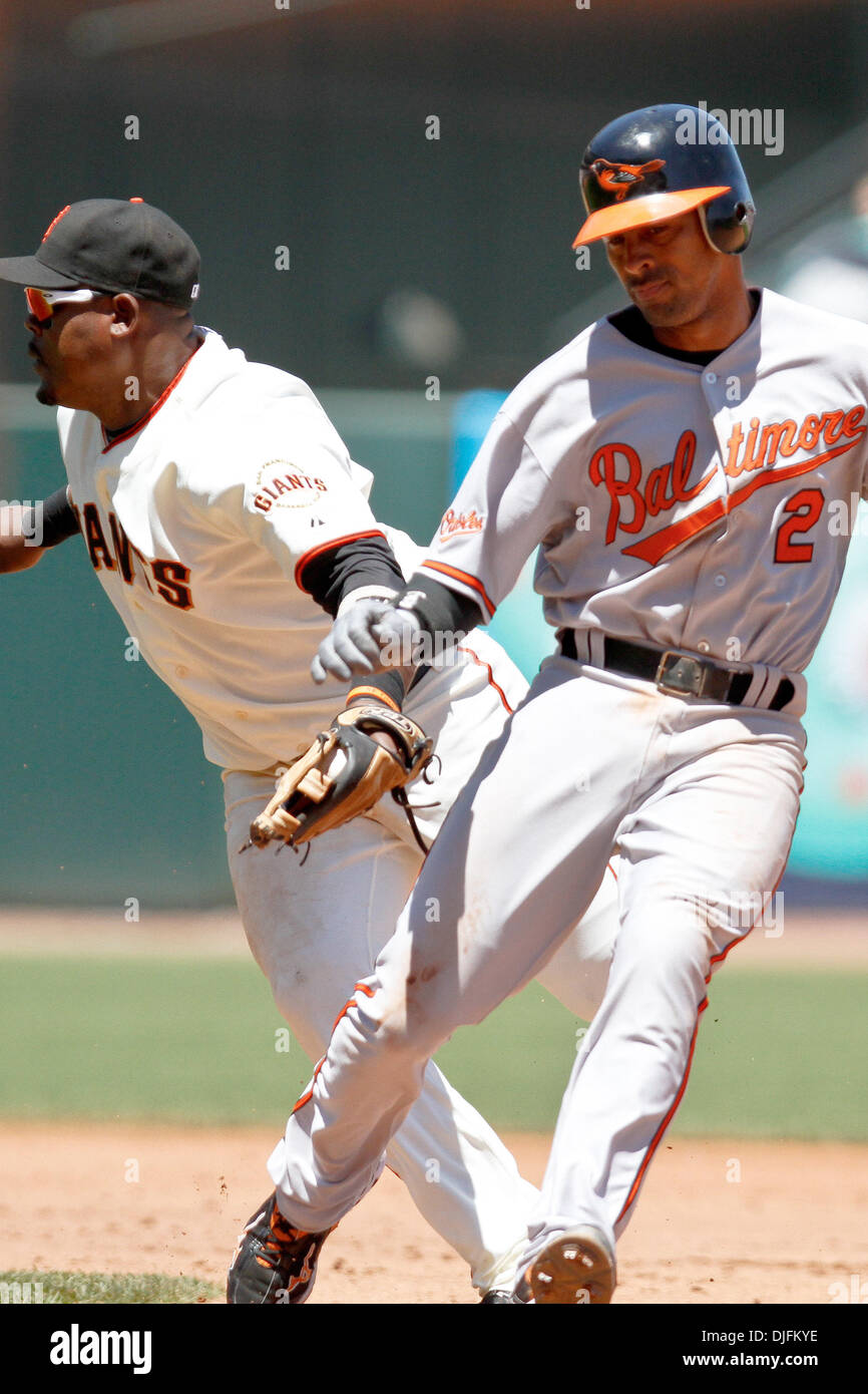 16-giugno-2010: San Francisco, CA: San Francisco Giants ospita il Baltimore Orioles. Baltimore Orioles secondo baseman Julio Lugo (2) di rubare la seconda base. Giants vincere la partita 6-3. (Credito Immagine: © Dinno Kovic/Southcreek globale/ZUMApress.com) Foto Stock