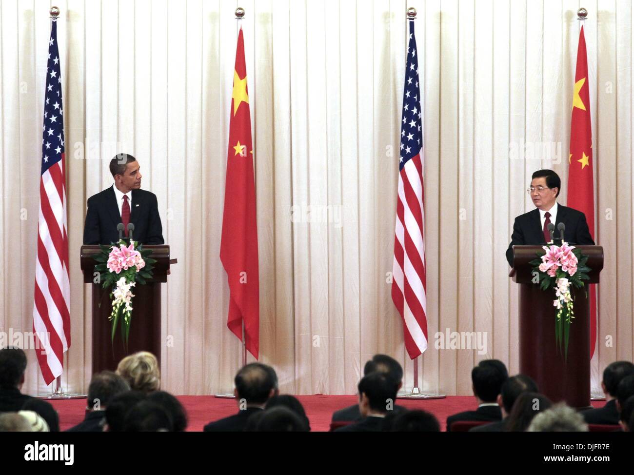 Pechino, Cina. 17 Nov, 2009. Stati Uniti Il presidente Barack Obama (L) e la Cina del presidente Hu Jintao partecipare ad una conferenza stampa congiunta nella Grande Sala del Popolo di Pechino del 17 novembre 2009. ''Le grandi sfide del XXI secolo dal cambiamento climatico alla proliferazione nucleare alla ripresa economica sono sfide che toccare entrambe le nostre nazioni e sfide che nessuno dei nostri paesi può risolvere agendo da soli, '' Obama ha detto. © Stephen rasoio/ZUMAPRESS.com/Alamy Live News Foto Stock