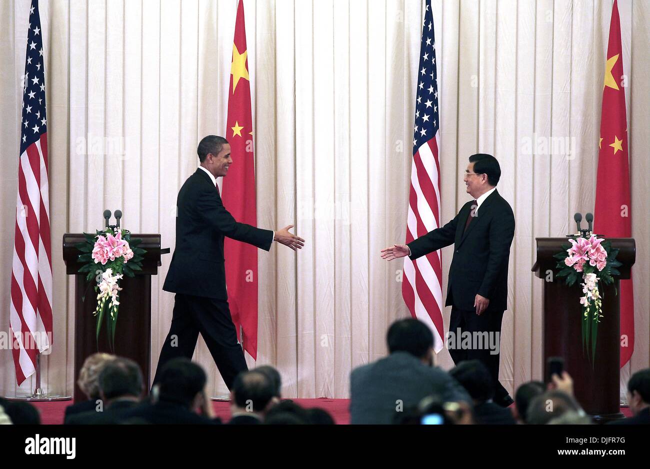 Pechino, Cina. 17 Nov, 2009. Stati Uniti Il presidente Barack Obama (L) e la Cina del presidente Hu Jintao partecipare ad una conferenza stampa congiunta nella Grande Sala del Popolo di Pechino del 17 novembre 2009. ''Le grandi sfide del XXI secolo dal cambiamento climatico alla proliferazione nucleare alla ripresa economica sono sfide che toccare entrambe le nostre nazioni e sfide che nessuno dei nostri paesi può risolvere agendo da soli, '' Obama ha detto. © Stephen rasoio/ZUMAPRESS.com/Alamy Live News Foto Stock