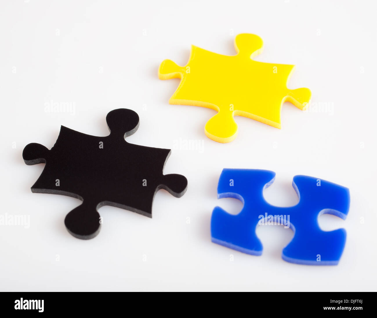 Tre pezzi di un puzzle di colore metafora soluzione, business concetto immagini Foto Stock