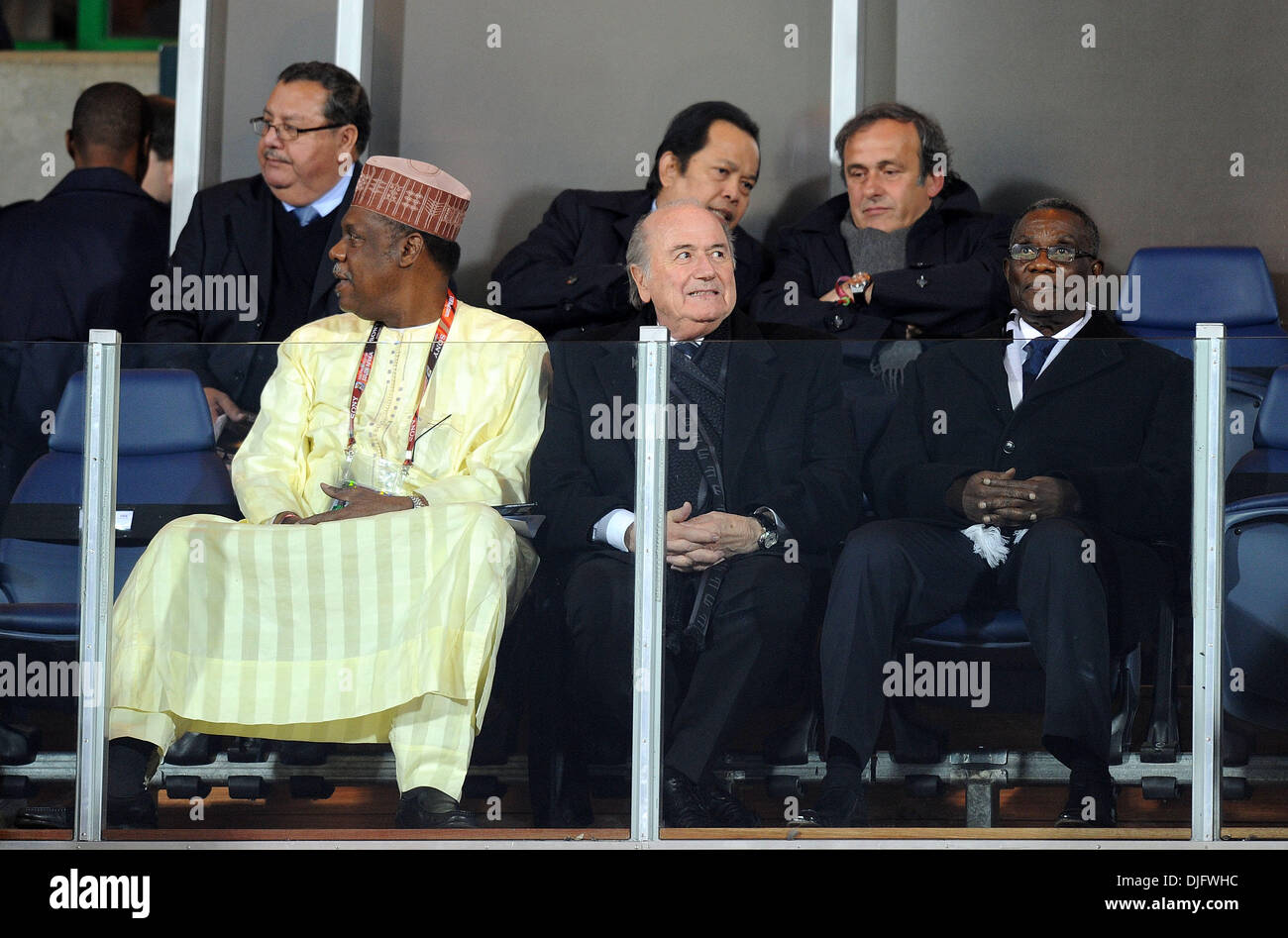 Giugno 26, 2010 - Rustenburg, Sud Africa - Issa Hayatou, presidente della Confederazione di calcio africano (CAF), FIFA Presidente Joseph Sepp Blatter e il presidente della UEFA Michel Platini partecipare alla Coppa del Mondo FIFA 2010 partita di calcio tra Stati Uniti e Ghana presso il Royal Bafokeng Stadium il 26 giugno 2010 in Rustenburg, Sud Africa. (Credito Immagine: © Luca Ghidoni/ZUMApress.com) Foto Stock