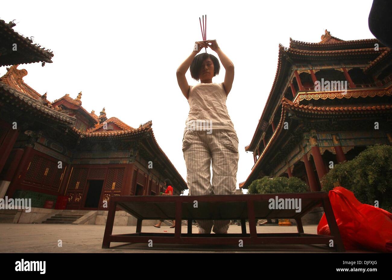 Pechino, Cina. 7 Luglio, 2010. Visita cinese e pregare nel YongHeGong il Tempio dei Lama, che è uno dei più grandi Buddista Tibetana monasteri in tutto il mondo, a Pechino il 7 luglio 2010. Il Tibetano artisti, intellettuali e ora gli ambientalisti in Cina si trovano di fronte a una crescente minaccia di arresto e detenzione prolungata durante l anniversario del 2008 proteste contro Pechino la regola. Gli osservatori sostengono che la repressione delle persone normalmente lasciato fuori di segnali di politica della Cina di crescente preoccupazione per la recrudescenza di orgoglio in tibetano identità culturale. © Stephen rasoio/ZUMAPRESS.com/Alamy Live News Foto Stock