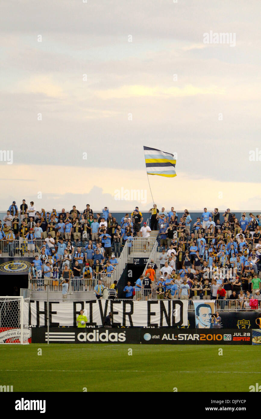 Philadelphia Unione fan tifare per la loro squadra dal ''Il fiume Fine " sostenitori sezione durante la partita contro il San Jose terremoti a PPL Park di Chester, PA. L' Unione ha perso 2-1. (Credito Immagine: © Kate McGovern/Southcreek globale/ZUMApress.com) Foto Stock