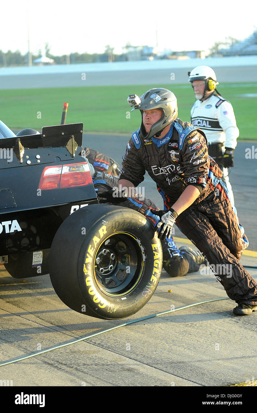 Luglio 24, 2010 - Libano, Tennessee, Stati Uniti - Scott Wimmer, driver del numero 87 Toyota,entra in per un pit-stop nel decimo annuale automatica Federated parti 300 a Nashville Superspeedway in Libano nel Tennessee. (Credito Immagine: © Marty Bingham Southcreek/Global/ZUMAPRESS.com) Foto Stock