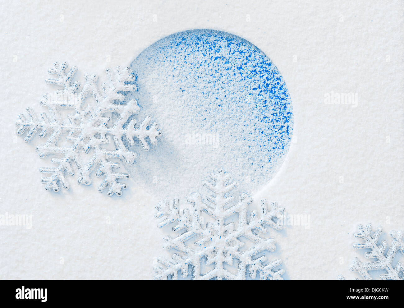 Il simbolo del fiocco di neve sulla neve. Foto Stock