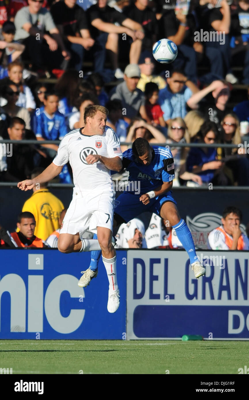 Luglio 03, 2010 - Santa Clara, California, Stati Uniti - 03 Luglio 2010: D.C. Regno F Adam Cristman (7) e San Jose terremoti F Eduardo (23) lotta per una testata durante il match di MLS tra il San Jose terremoti e D.C. Uniti a Buck Shaw Stadium di Santa Clara, CA. Le squadre si stabilirono per un 1-1 cravatta. (Credito Immagine: © Matt Cohen/Southcreek globale/ZUMApress.com) Foto Stock