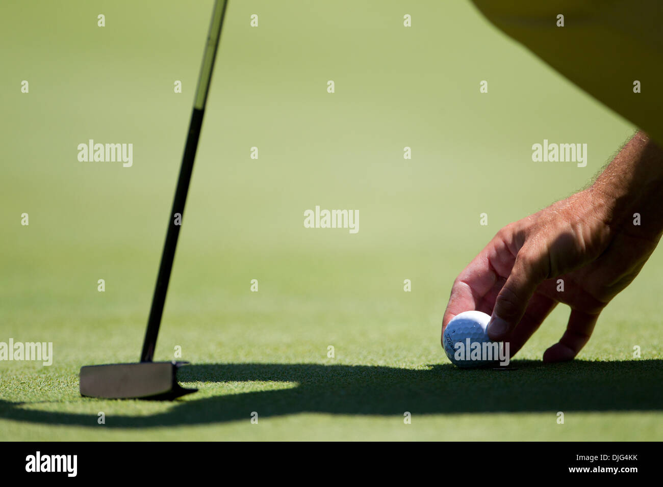 Luglio 10, 2010 - Silvis, IL, Stati Uniti d'America - 10 Luglio 2010: Zach Johnson imposta la sua palla il 8 green presso la John Deere Classic. Il terzo round della John Deere Classic è stato svolto a TPC Deere Run in Silvis, Illinois.Mandatory Credit: Louis Brems/ Southcreek globale di credito (Immagine: © Southcreek globale/ZUMApress.com) Foto Stock