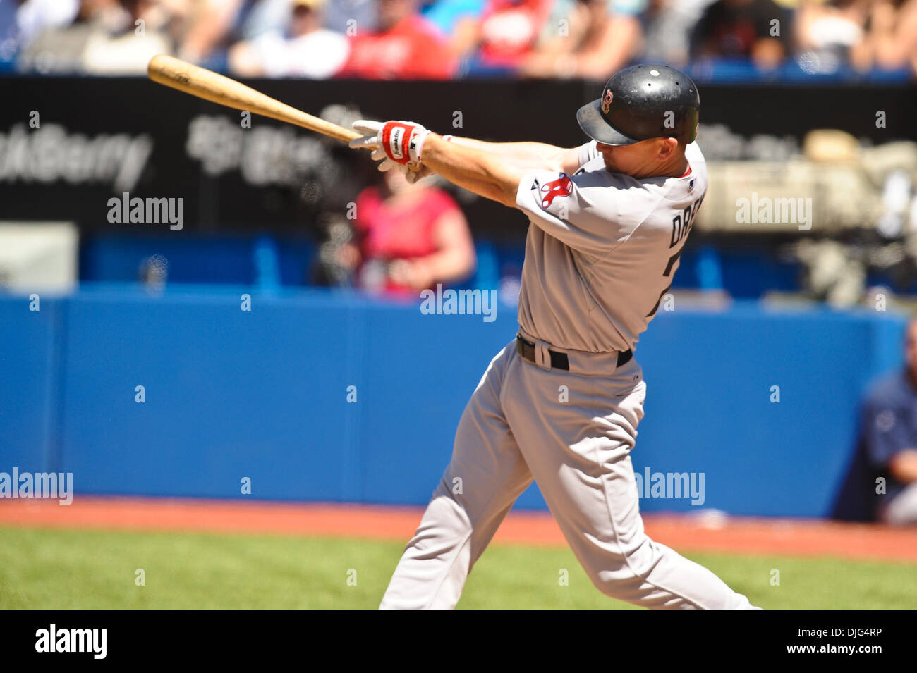 Luglio 10, 2010 - Toronto, Ontario, Canada - 10 Luglio 2010: Red Sox diritto fielder J.D. Drew (7) singoli a destra al centro nella quinta inning. Il Toronto Blue Jays sconfitto il Boston Red Sox 9 - 5 presso il Rogers Centre di Toronto, Ontario..Mandatory Credit: Geoff Bolte / Southcreek globale di credito (Immagine: © Southcreek globale/ZUMApress.com) Foto Stock