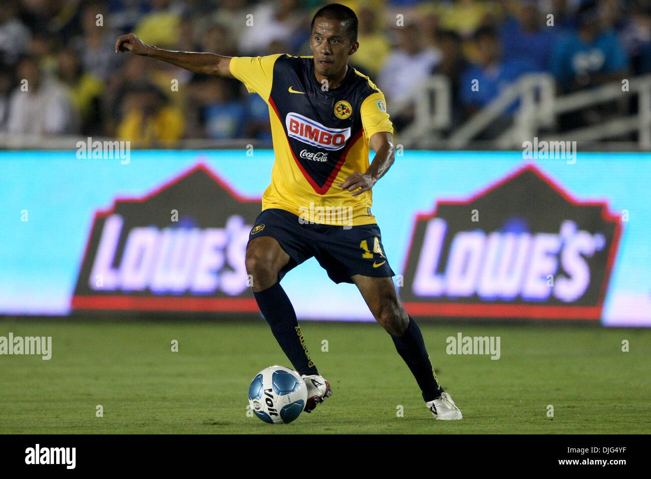 Luglio 10, 2010 - Pasadena, California, Stati Uniti d'America - 10 Luglio 2010: Club America centrocampista Armando Sanchez dribbling la palla fino al passo, durante una partita amichevole presso il Rose Bowl a Pasadena, in California. .Credito: Tony Leon / Southcreek globale di credito (Immagine: © Southcreek globale/ZUMApress.com) Foto Stock