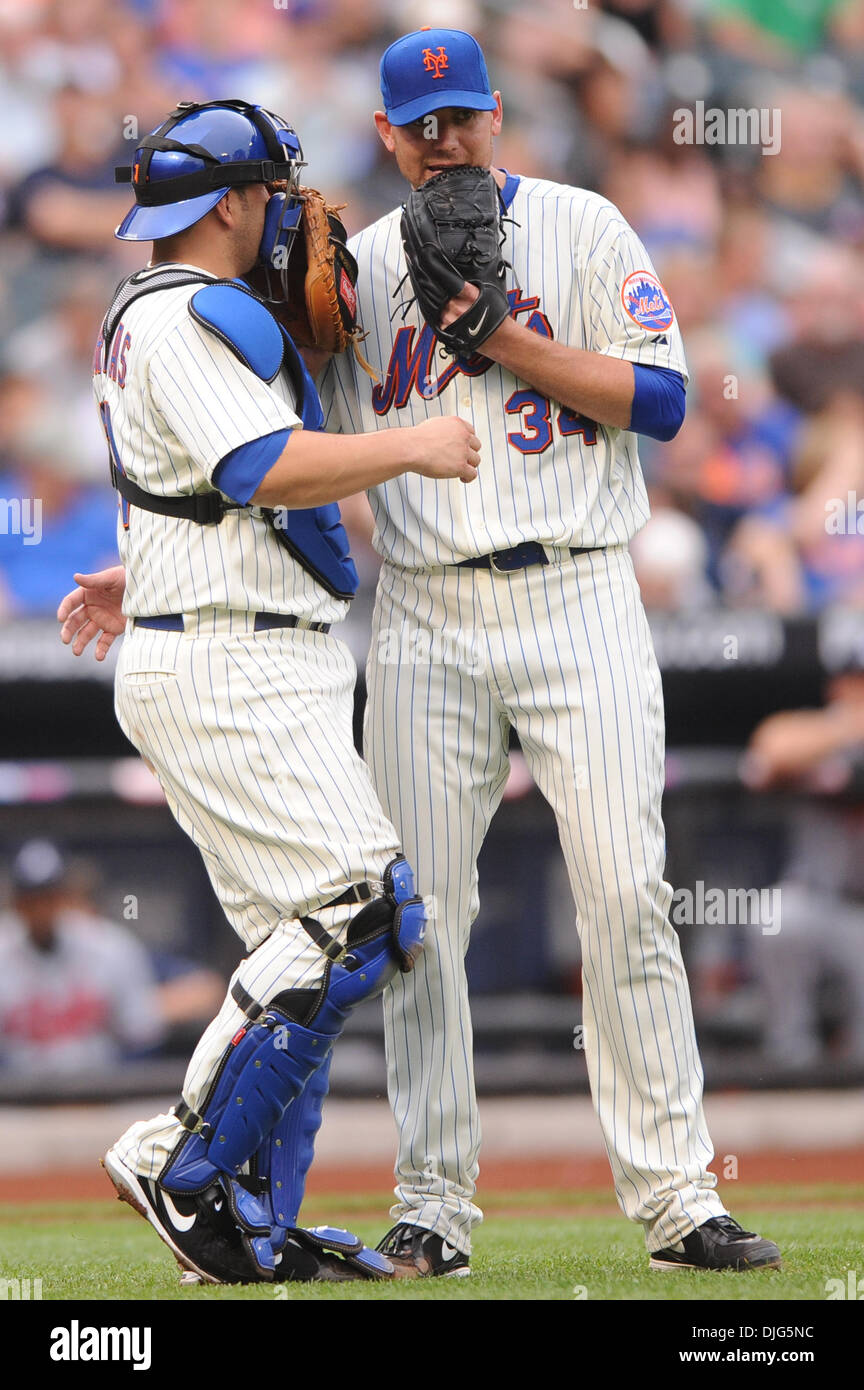 10 Luglio 2010: New York Mets catcher Rod Barajas (21) parla di iniziare il lanciatore Mike Pelfrey (34) durante la MLB azione come il Braves sconfiggere il Mets 4-0 al Citi Field nel lavaggio, N.Y. (Credito Immagine: © sarà Schneekloth/Southcreek globale/ZUMApress.com) Foto Stock