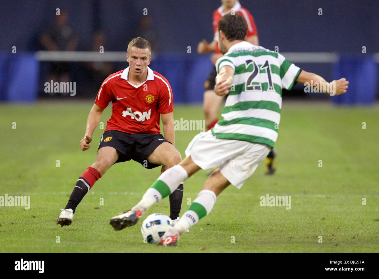 Il Manchester United centrocampista Tom Cleverley (35) e Celtic FC Charles Mulgrew battaglia per il controllo di palla al Rogers Centre di Toronto, Ontario. Manchester ha vinto 3-1. (Credito Immagine: © Anson appeso/Southcreek globale/ZUMApress.com) Foto Stock