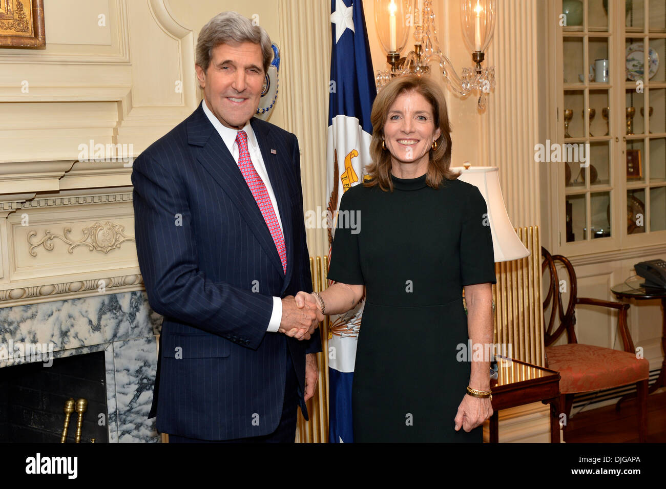 Stati Uniti Il segretario di Stato John Kerry e U.S. Ambasciatore in Giappone Caroline Kennedy posano per una foto a Ambassador Kennedy giuramento cerimonia presso l'U.S. Il Dipartimento di Stato a Washington DC, il 12 novembre 2013. © Dipartimento di Stato USA/AFLO/Alamy Live News Foto Stock