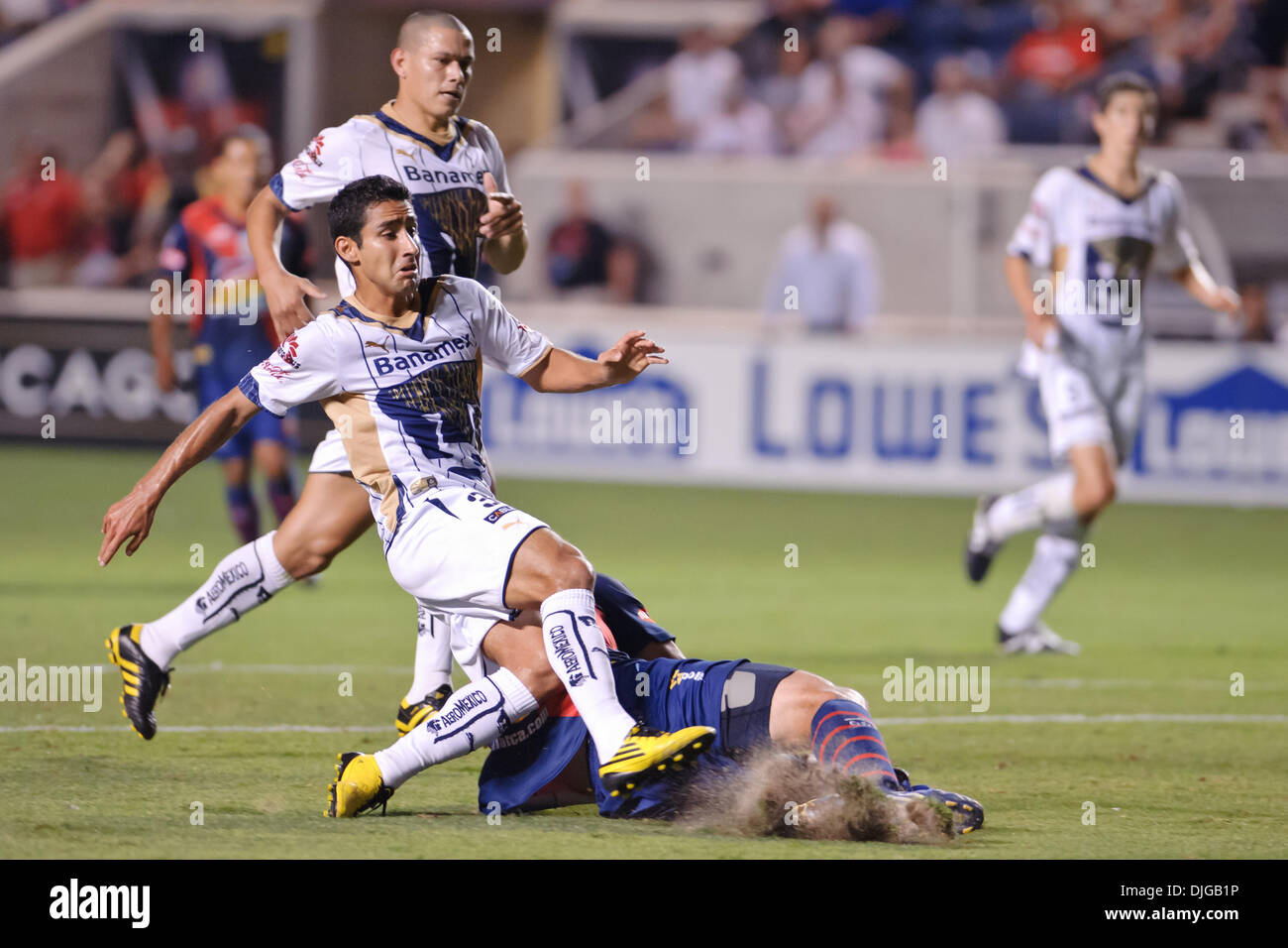 Luglio 17, 2010 - Bridgeview, Illinois, Stati Uniti d'America - 17 luglio10: Puma defender Mario Antonio Palacios (3) tenta di arrestare lo scorrimento di un tentativo di colpo di Morelia avanti Luis Gabriel Rey (18) durante il Gruppo B SuperLiga match tra Monarcas Morelia e Puma UNAM al Toyota Park di Bridgeview, Illinois. Le squadre hanno giocato a un 2-2 disegnare..Mandatory Credit: John Rowland / Southcr Foto Stock