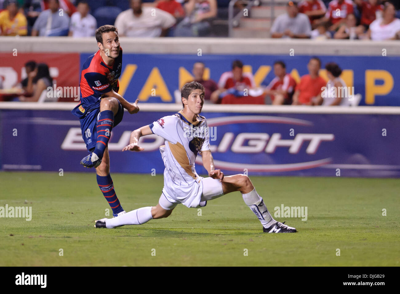 Luglio 17, 2010 - Bridgeview, Illinois, Stati Uniti d'America - 17 luglio10: Monarcas Morelia avanti Luis Gabriel Rey (18) germogli passato Puma defender Mario Antonio Palacios (3) durante il Gruppo B SuperLiga match tra Monarcas Morelia e Puma UNAM al Toyota Park di Bridgeview, Illinois. Le squadre hanno giocato a un 2-2 disegnare..Mandatory Credit: John Rowland / Southcreek Global (credito Foto Stock