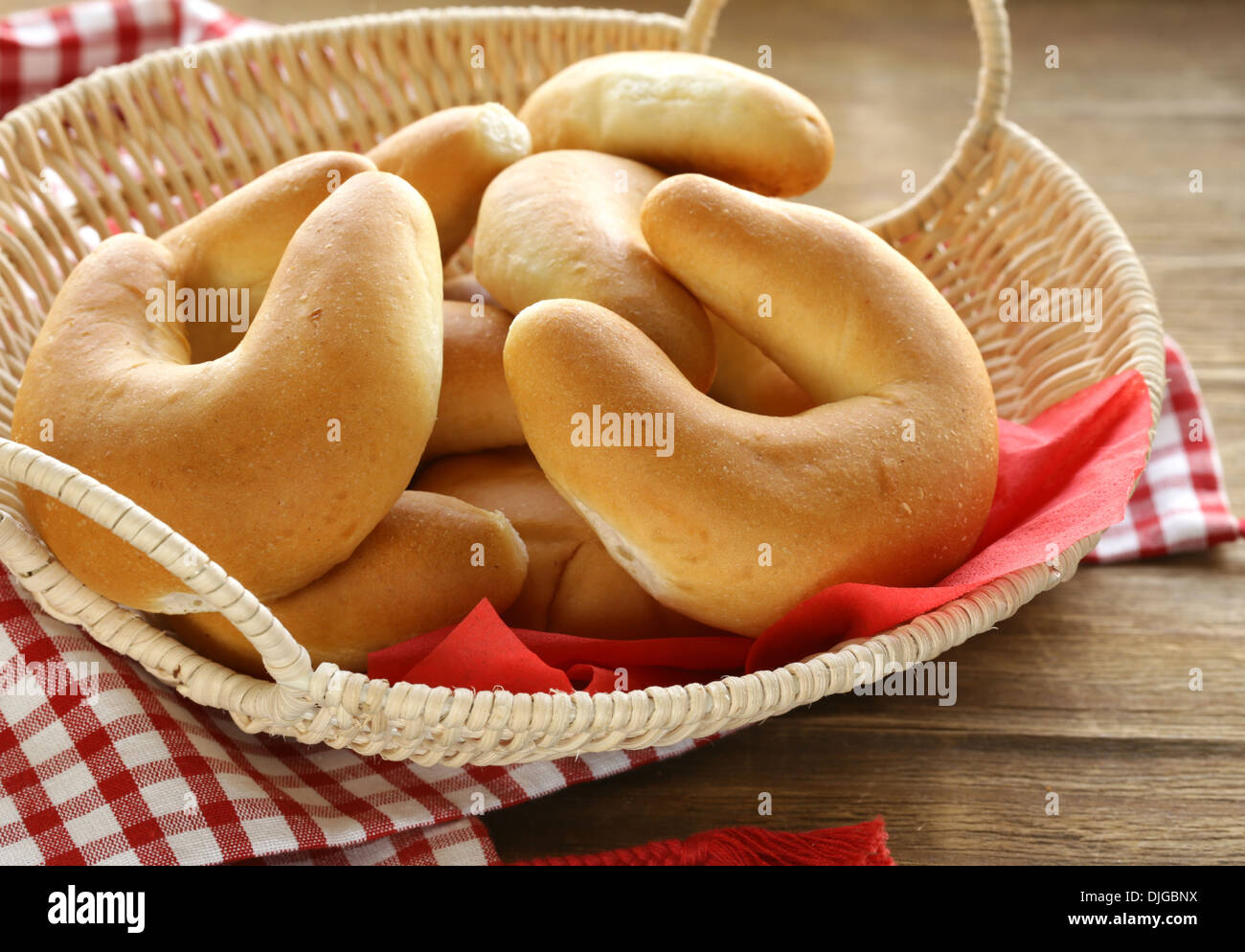 Mini panini dolci crescent sul tavolo di legno Foto Stock