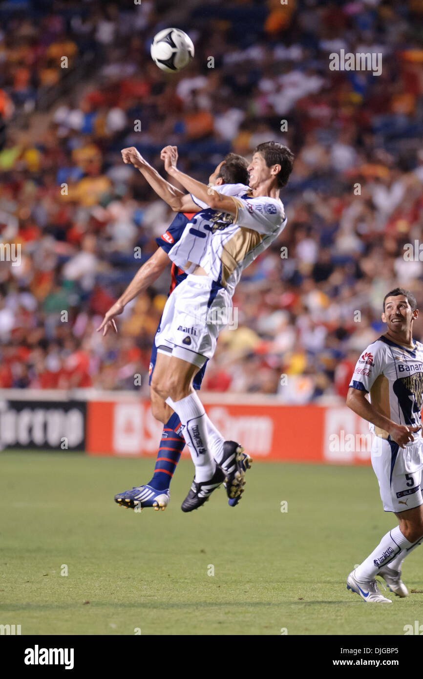 17 luglio10: Puma defender Mario Antonio Palacios (3) capi la sfera durante il Gruppo B SuperLiga match tra Monarcas Morelia e Puma UNAM al Toyota Park di Bridgeview, Illinois. Le squadre hanno giocato a un 2-2 disegnare. (Credito Immagine: © John Rowland Southcreek/Global/ZUMApress.com) Foto Stock