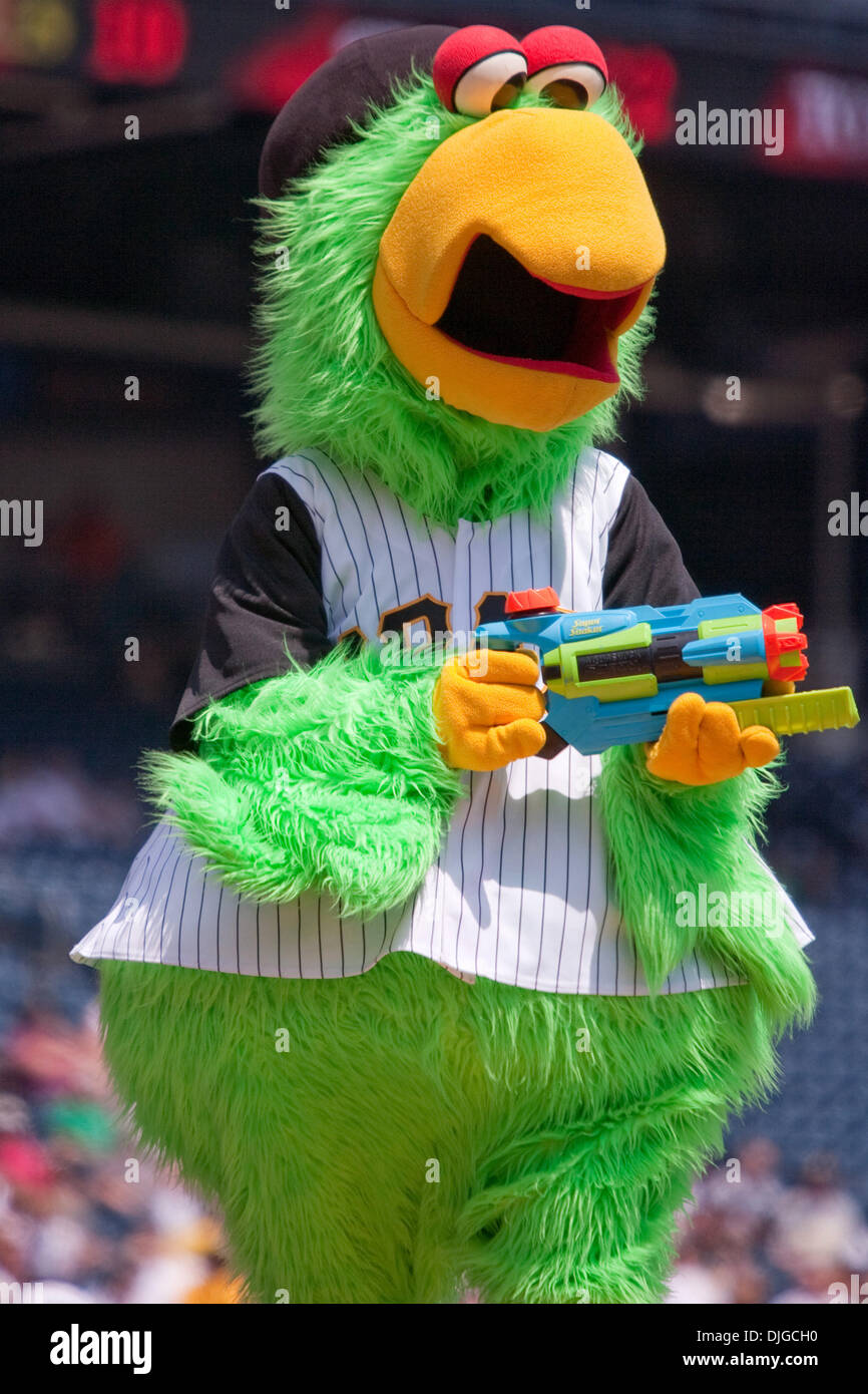 Luglio 18, 2010 - Pittsburgh, Pennsylvania, Stati Uniti d'America - 18 Luglio 2010: i pirati di Pittsburgh mascotte il pappagallo bagna la folla giù con la sua fedele squirt pistola durante il campionato nazionale di gioco tra Houston Astros e i pirati di Pittsburgh. I pirati Paul Maholm (28) gettò un gioco completo di 3-Hit shutout come pirati sconfitti Astros 9-0 prima di 16,638 ventole a Foto Stock